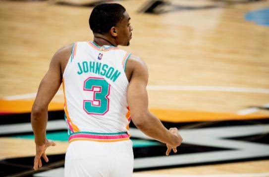 咪咕体育直播-核心缺席无碍赢球！6战5胜马刺冲刺附加赛